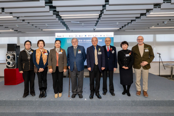 Guest group photo (from left to right) Ms Flora Ng, Chief Information Officer and Director of HKU Libraries; Professor Ruby Yang, Director of the HKU School of Future Media; Ms Shuxian He, Standing Committee Member of the CPC Xinhui District Committee; Mr Herbert Wong, son of Dr Haking Wong; Professor Wang Yang, Vice-President & Pro-Vice-Chancellor (Institutional Advancement) at HKU; Mr Ignatius Wong, son of Dr Haking Wong; Dr Haking Wong’s wife; and Professor David Srolovitz, Dean of HKU Faculty of Engineering.